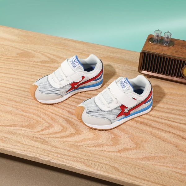 Retro-inspired sneakers with red star detail