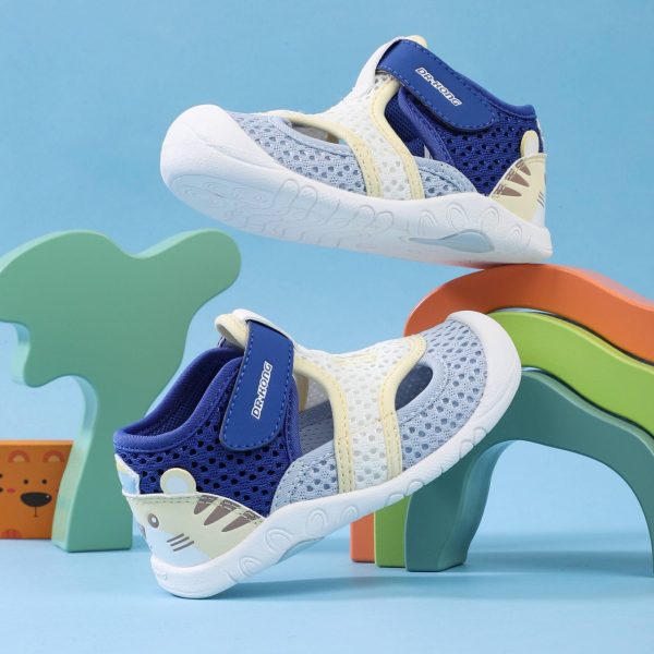 Kids sandals with tiger detail